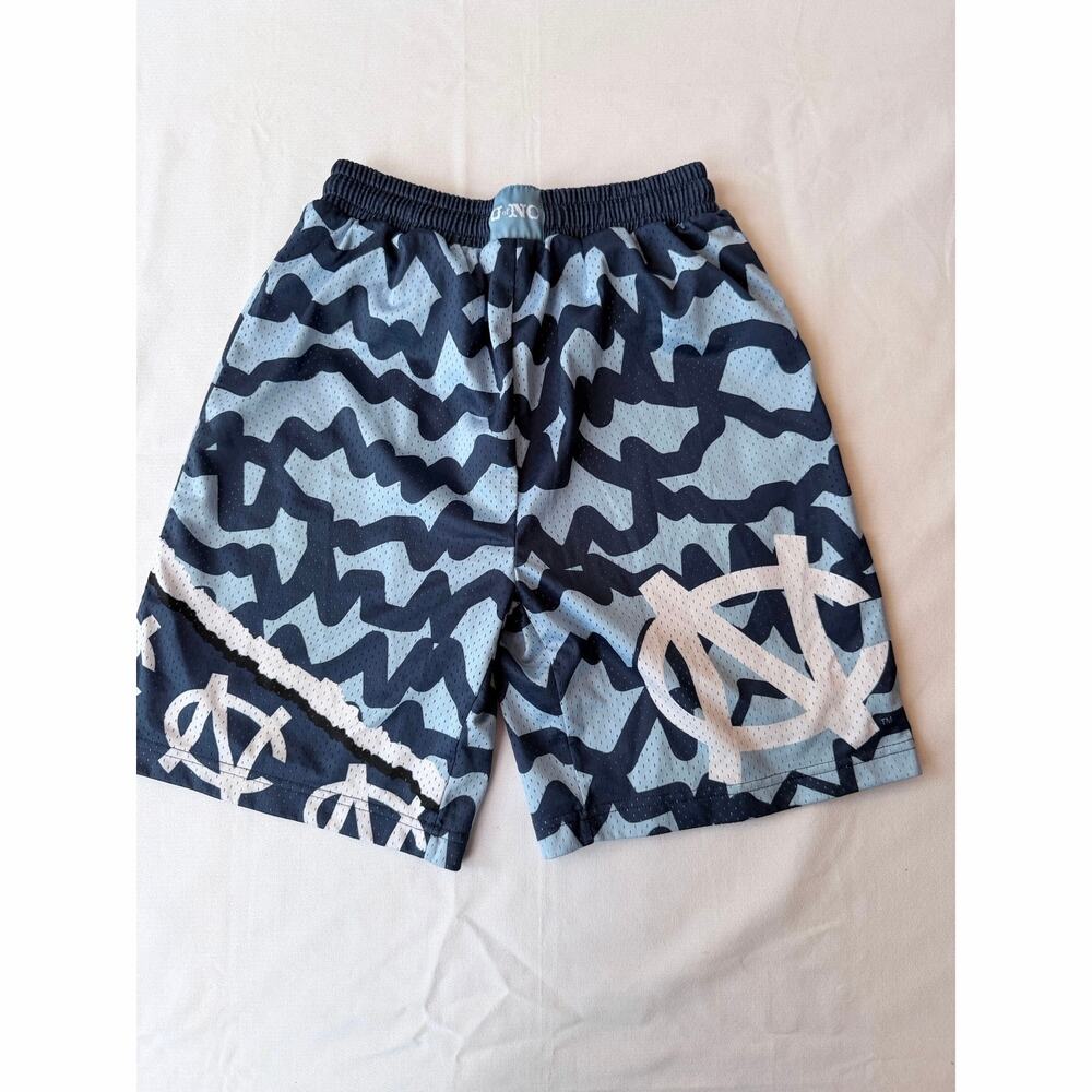 Young adult basketball shorts - North Carolina size 14/16